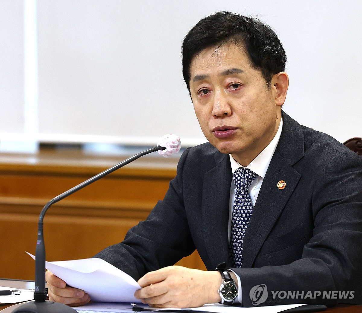 The file photo, taken Feb. 15, 2024, shows Kim Joo-hyun, chairman of the Financial Services Commission, speaking during a meeting with the heads of local banks in Seoul. (Yonhap)